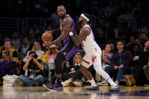  Los Lakers superan un mal inicio y remontan contra los Suns para su segunda victoria de la temporada