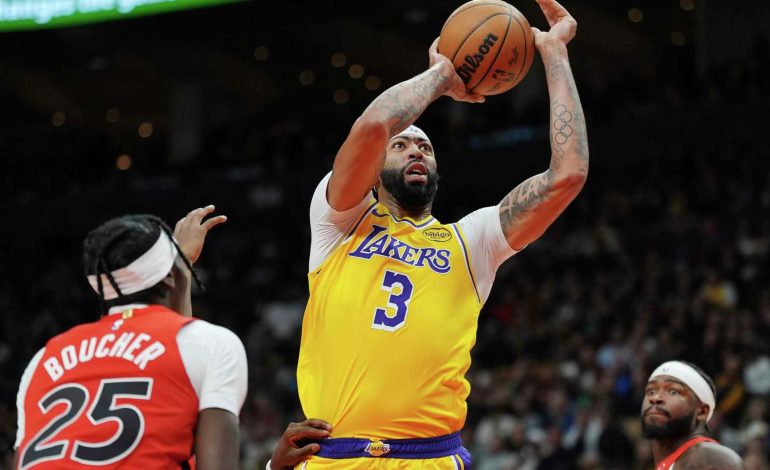 Davis lidera a los Lakers en una emocionante victoria sobre los Raptors