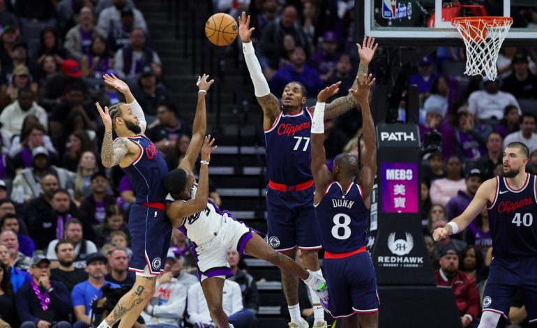  Los Clippers mantienen su racha ganadora fuera de casa con una sólida victoria sobre los Kings