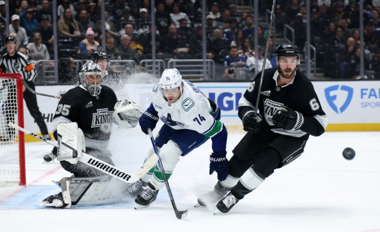  Kings caen ante los Canucks en un duelo físico que pone a prueba su resistencia